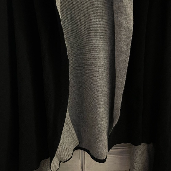 J. McLaughlin Black Flowy Handkerchief Sleeveless Sweater Vest Cardigan - Picture 3 of 6